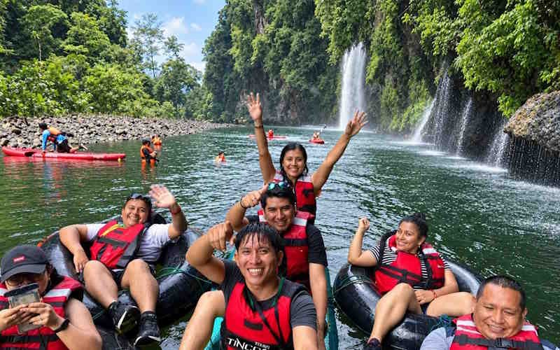 Tours de Aventura en tubing en la catarata Rio Derrepente
