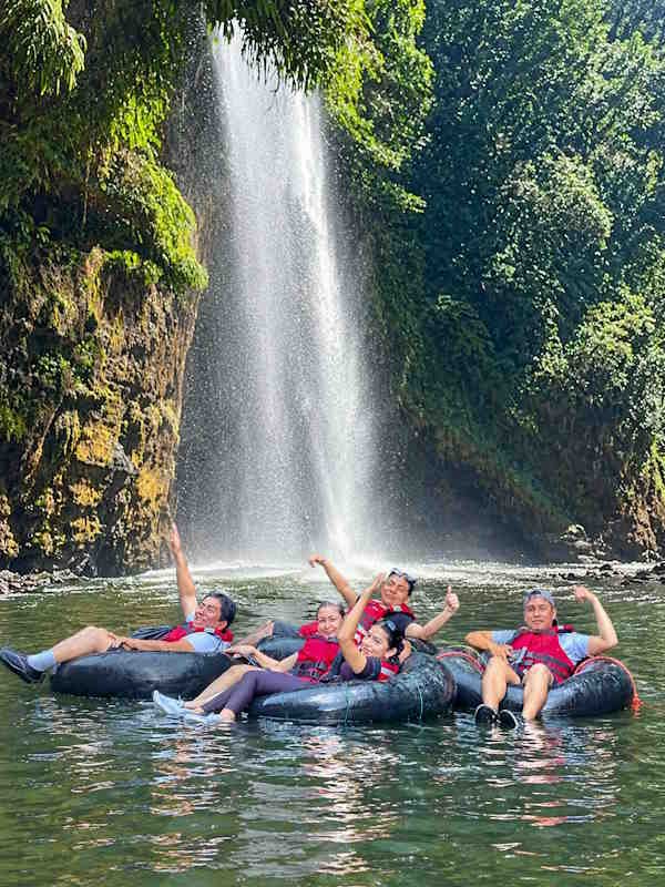 Aventura en tubing bajo la catarata del Rio Derrepente Aventura en tubing bajo la catarata del Rio Derrepente