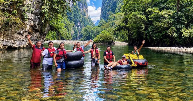 Tubing en el Río Derrepente en Tingo María Perú Tubing en el Río Derrepente en Tingo María Perú